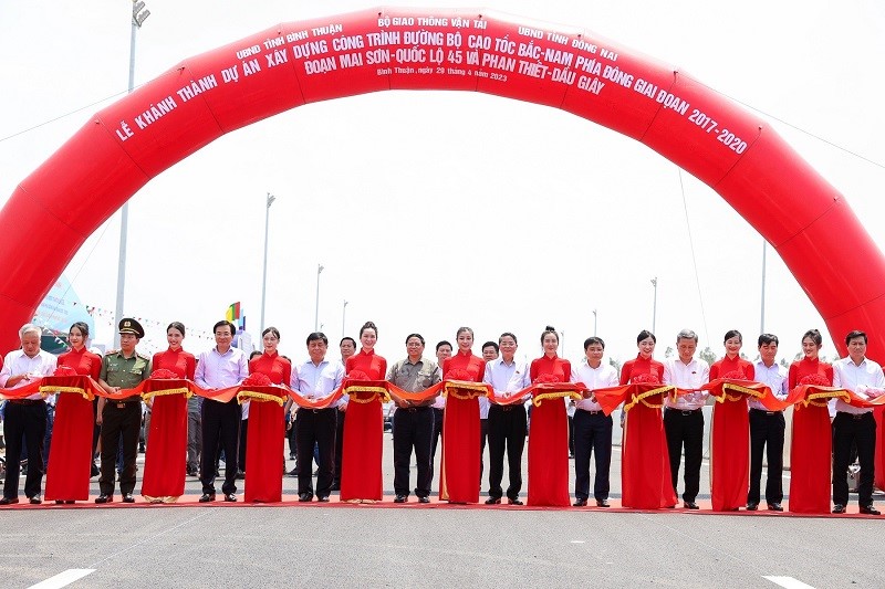 After 1000 days and nights of construction, 99km of the expressway from Phan Thiet - Dau Giay has been opened to traffic.