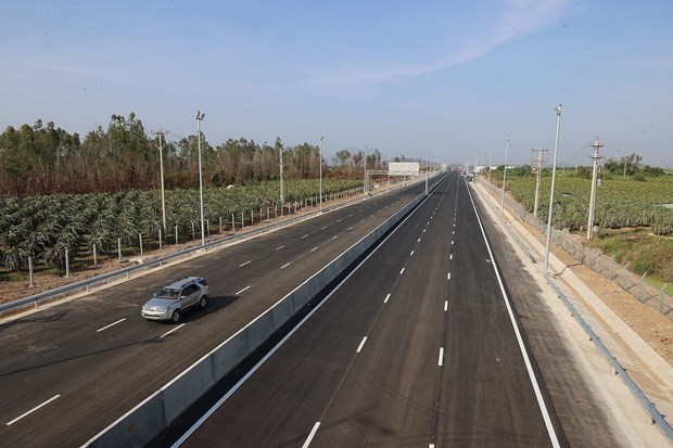 The 99 km long route from Phan Thiet Dau Giay was built by Vinaconex and the joint venture was opened to traffic on the morning of April 29.