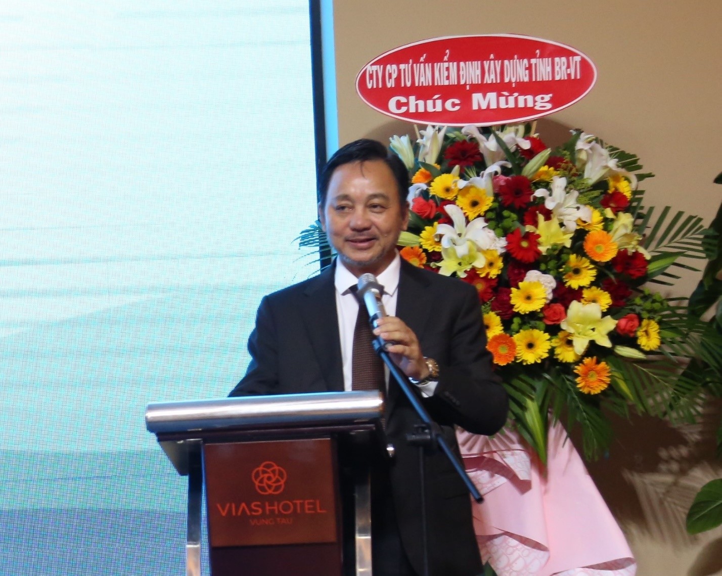 Mr. Pham Van Triem - Chairman of the Association of Small and Medium Enterprises of Ba Ria - Vung Tau province spoke at the ceremony.