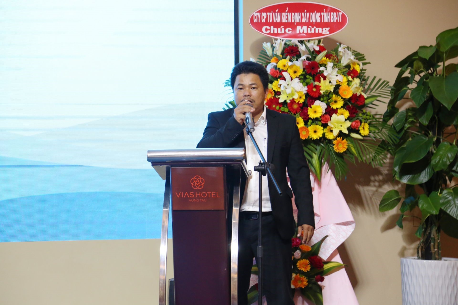 Representative of the new member enterprise, Mr. Tran Quoc Vuong - Director of Saigon - Chau Duc Hospital.