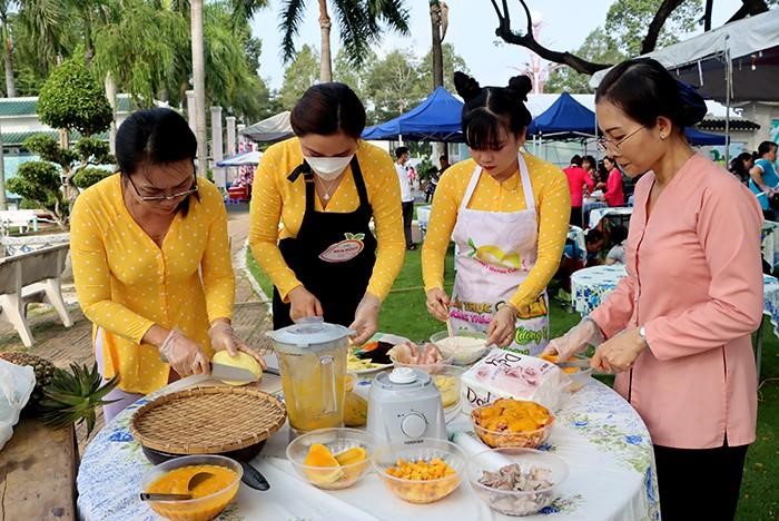 Tham gia Hội thi có 21 đội, mỗi đội sẽ chế biến 11 món ngọt và 1 món mặn với nguyên liệu chính là xoài