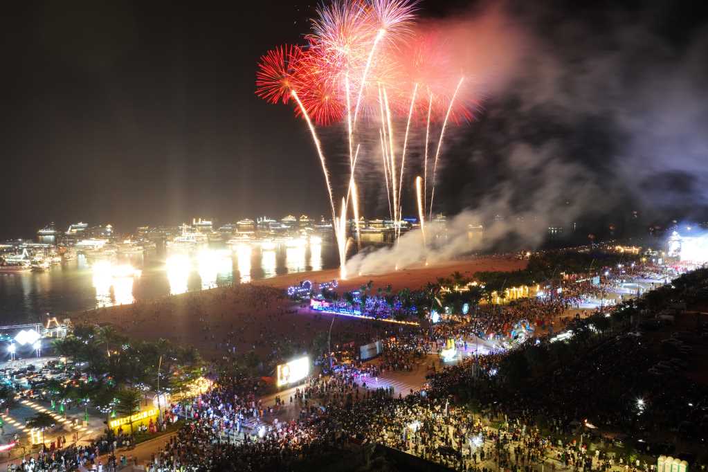 Màn bắn pháo hoa tại Lễ hội Carnaval Hạ Long 2023.