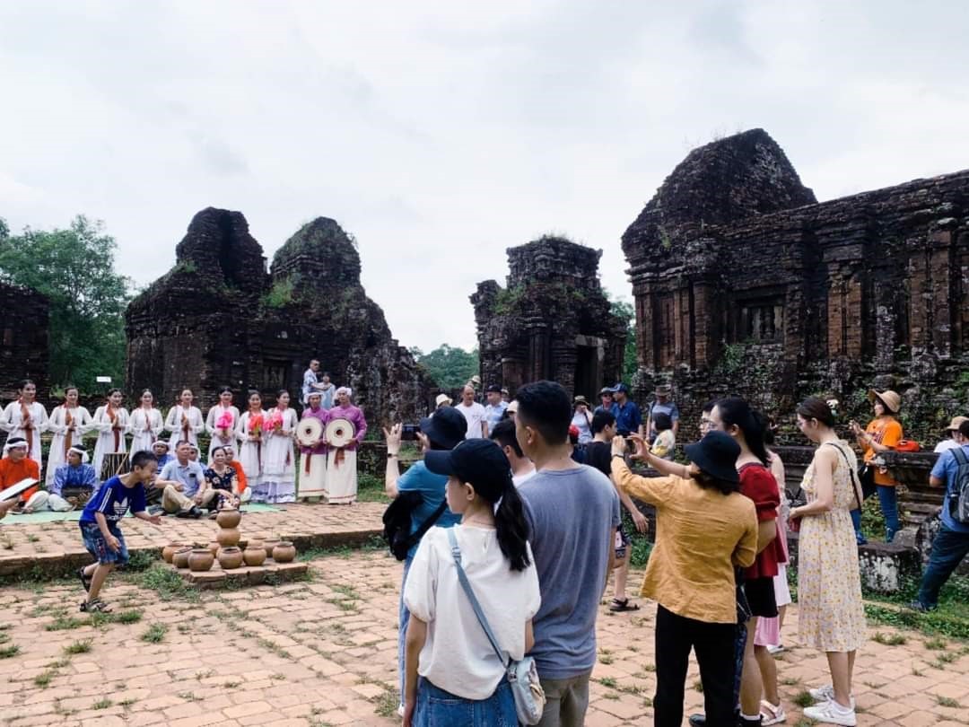 Visitors are watching dance performances of the Cham Pa people.