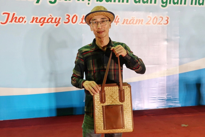 Anh Bùi Văn Được - Giám đốc Công ty TNHH Miền Tây Xanh (Long An) và sản phẩm túi xách làm từ cỏ bàng