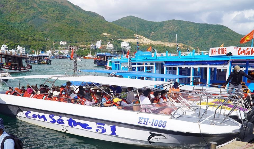 Many domestic and foreign tourists choose to go on an island tour during the holidays of April 30 - May 1 when coming to Nha Trang - Khanh Hoa.