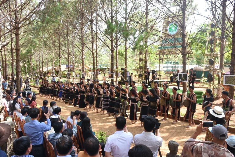 With unique advantages in terms of climate conditions, natural landscapes, and traditional cultural beauty imbued with a local identity, over the past time, the number of tourists to Mang Den has been very large.