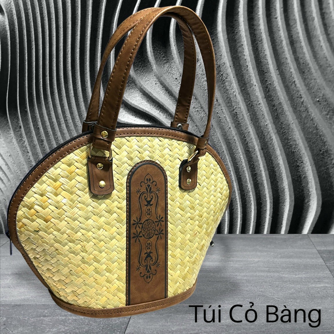 The collection of handbags made from grass is specially designed, elaborately, and meticulously crafted by the artisans of the Mien Tay Xanh Company.