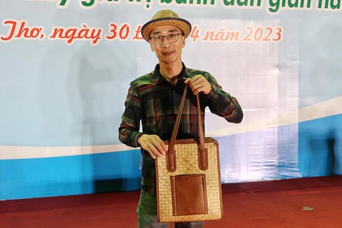 Mr. Bui Van Duoc - Director of Mien Tay Xanh Co., Ltd (Long An) and handbags made from eagle grass.