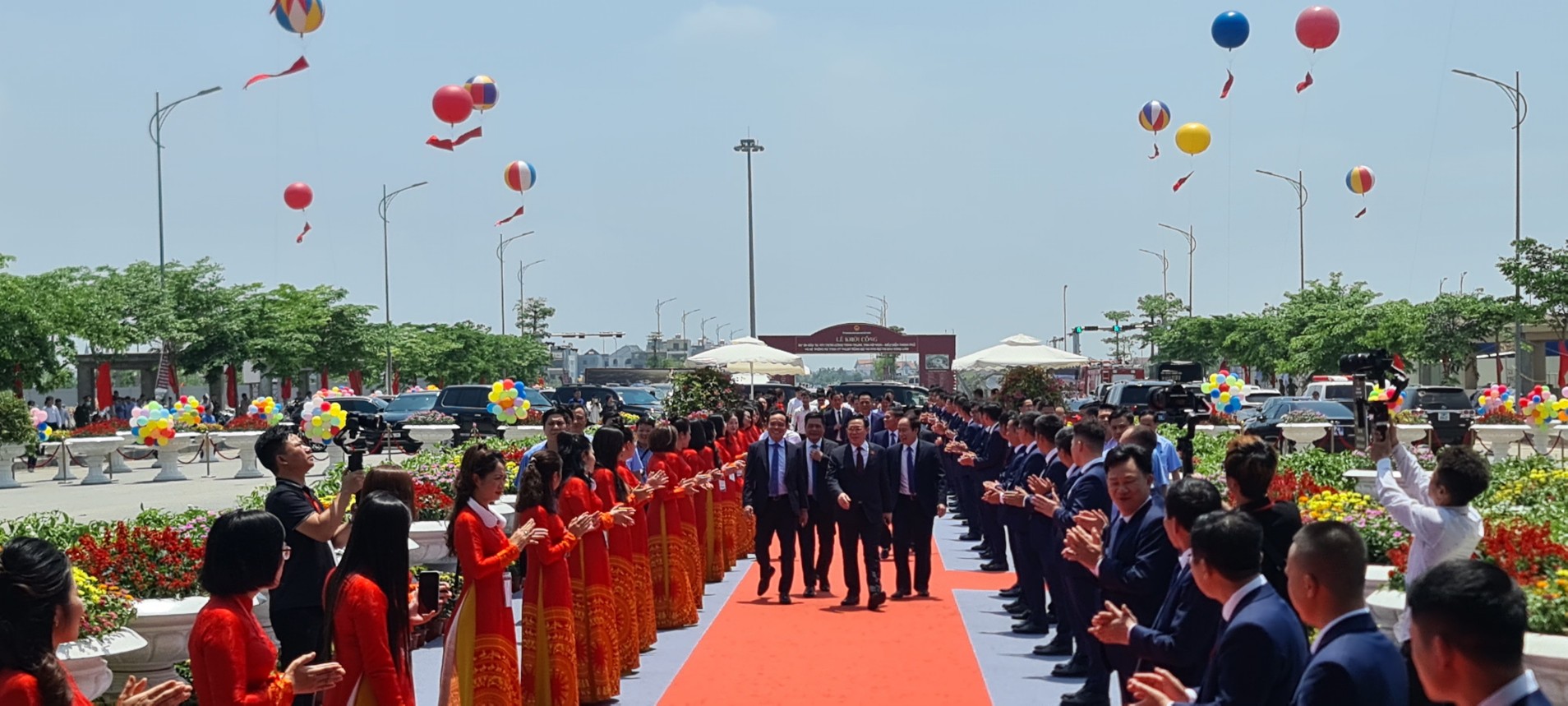 Dự lễ khởi công của Hải Phòng có Chủ tịch Quốc hội Vương Đình Huệ, Phó Thủ tướng Chính phủ Trần Lưu Quang cũng lãnh đạo bộ, ngành Trung ương và địa phương.