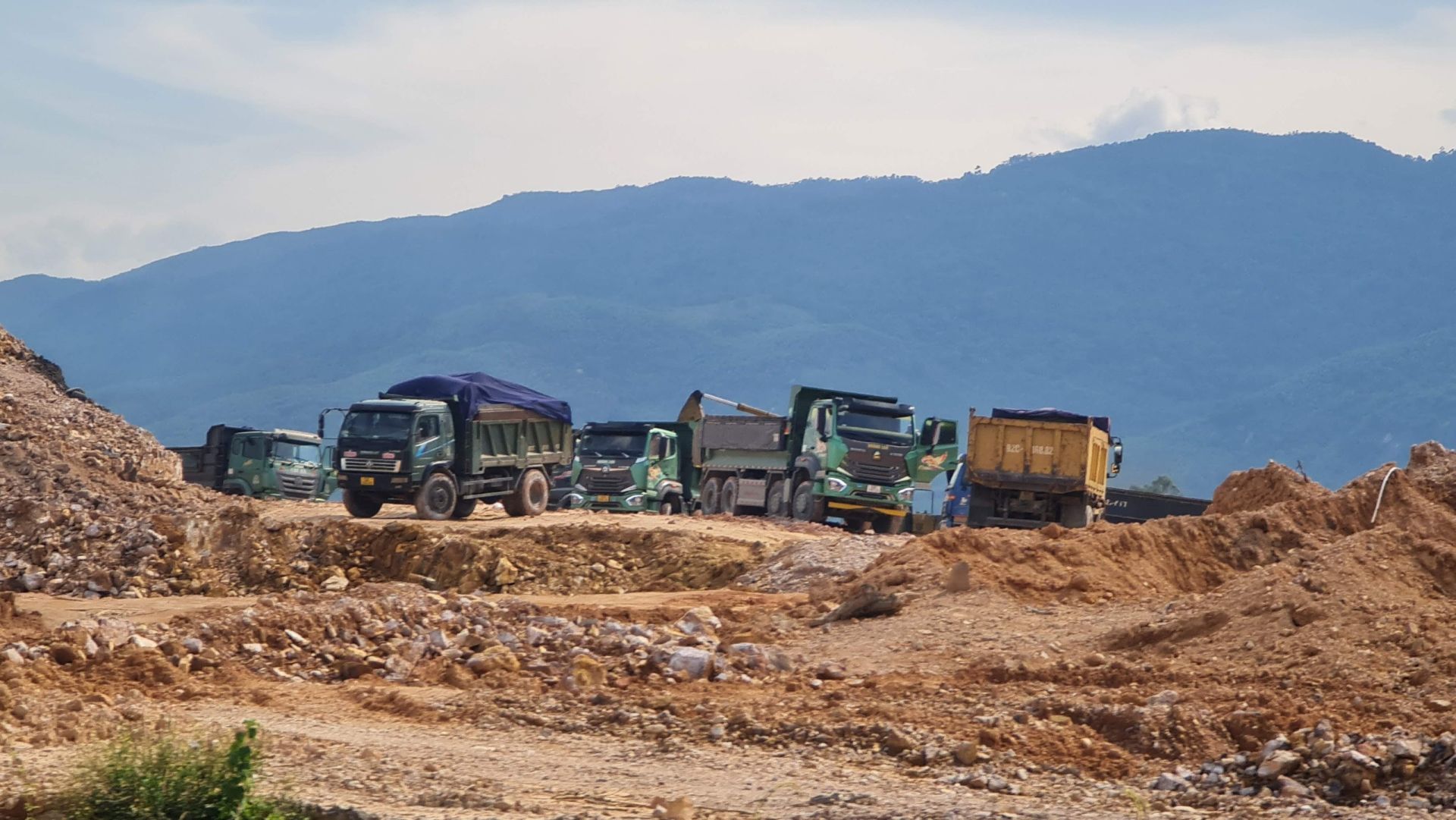 UBND tỉnh Quảng Nam vừa ban hành Quyết định xử phạt 120 triệu đồng đối với  Xí nghiệp hợp tác xã công nghiệp, xây dựng và dịch vụ 26-3 Đại Lộc (Xí nghiệp 26-3 Đại Lộc) về hành vi khai thác khoáng sản vượt công suất.
