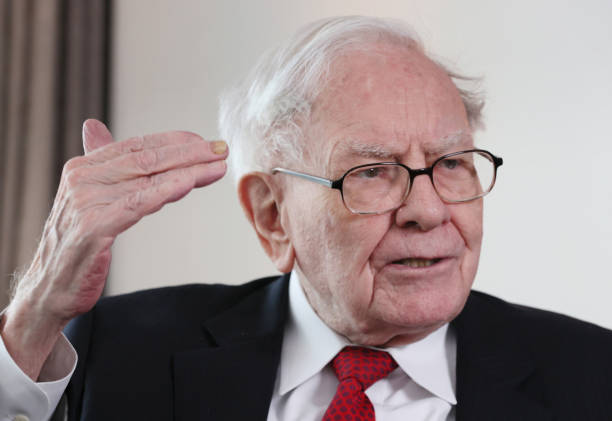 Warren Buffett chỉ một lần đứng đầu danh sách người giàu của Forbes. Trong khi đó, Bill Gates đã đứng đầu 24 năm liên tiếp