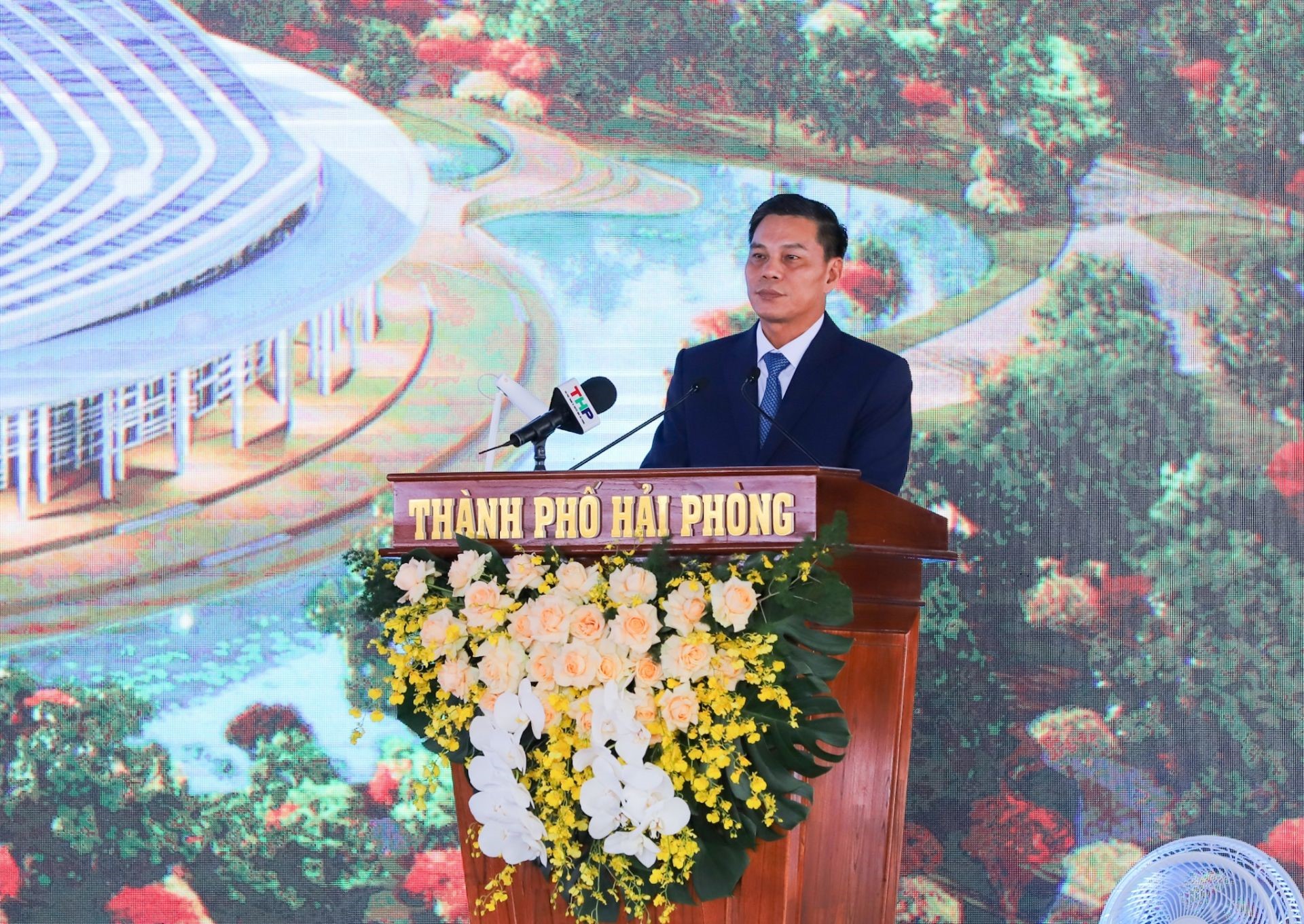 Chairman of the City People's Committee Nguyen Van Tung speaks at the groundbreaking ceremony.