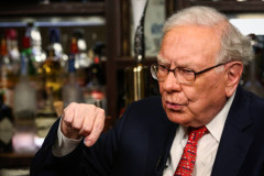 Thu nhập quý hai của Berkshire Hathaway tiết lộ rằng Warren Buffett đang vật lộn để tìm kiếm những món hời