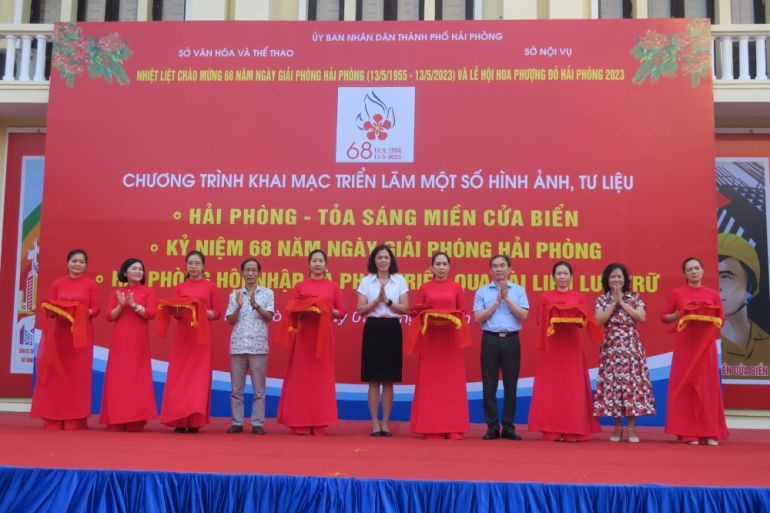 Leaders cut the ribbon to open the exhibition.