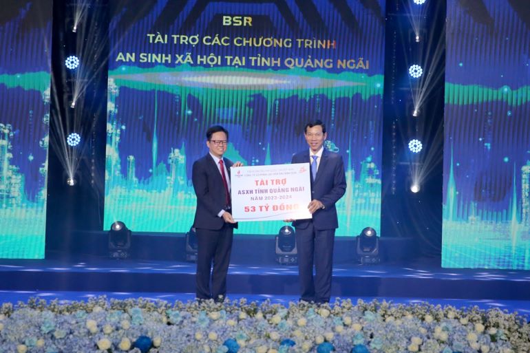 Dịp này, BSR trao biểu trưng tài trợ công tác an sinh xã hội tại tỉnh Quảng Ngãi, giai đoạn 2023-2024 với tổng số tiền 53 tỷ đồng