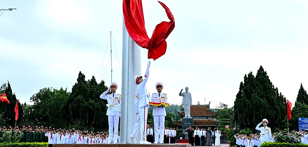 Lá cờ Tổ quốc tung bay nơi đảo tiền tiêu.