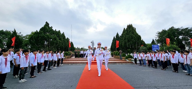 Lễ Thượng cờ trên đảo Cô Tô nhân dịp kỷ niệm 62 năm Ngày Bác Hồ ra thăm đảo.