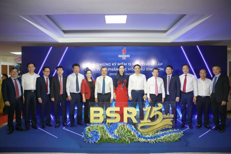 Lãnh đạo tỉnh Quảng Ngãi, lãnh đạo Petrovietnam và lãnh đạo BSR chụp ảnh lưu niệm trước giờ bắt đầu chính thức Lễ kỷ niệm 15 năm thành lập BSR