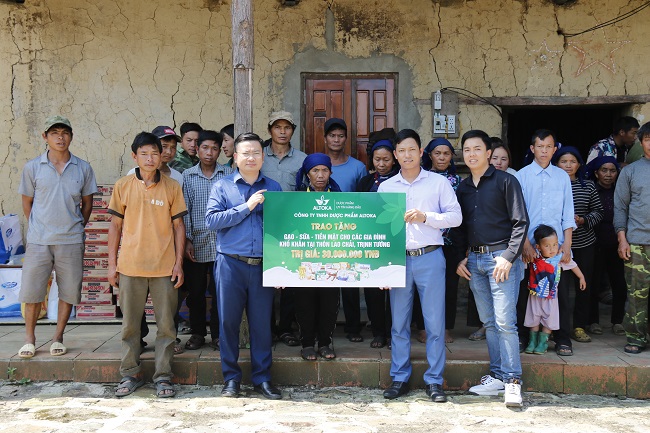 Doanh nhân Nguyễn Văn Trung - Giám đốc Công ty TNHH Dược phẩm Altoka trao bảng tượng trưng cho lãnh đạo xã Trịnh Tường