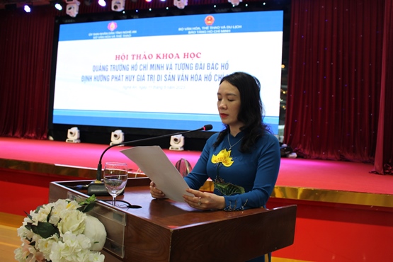 Bà Trần Thị Mỹ Hạnh - Giám đốc Sở Văn hóa và Thể thao Nghệ An Báo cáo đề dẫn Hội thảo