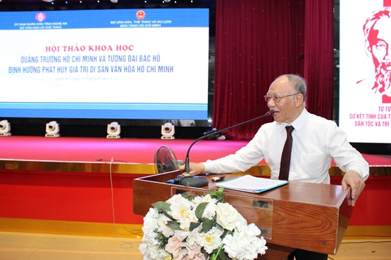 GS.TS Hoàng Chí Bảo - chuyên gia cao cấp, nguyên Ủy viên Hội đồng Lý luận Trung ương báo cáo tham luận 