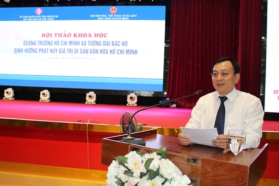 TS. Vũ Mạnh Hà - Giám đốc Bảo tàng Hồ Chí Minh trình bày tham luận 