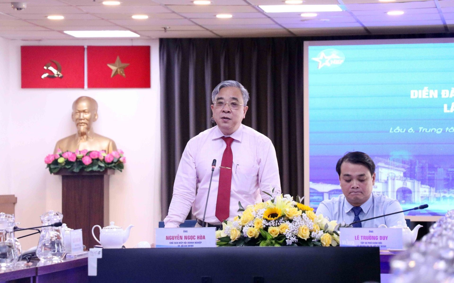 Mr. Nguyen Ngoc Hoa, Chairman of Ho Chi Minh City Business Association (standing)