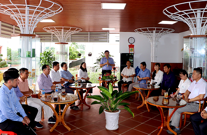 Chủ tịch Uỷ ban nhân dân tỉnh Phạm Thiện Nghĩa phấn khởi
trước sự khôi phục và phát triển của doanh nghiệp