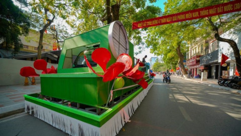 Hai Phong arranges a free parking spot for people to attend the Red Phoenix Flower Festival
