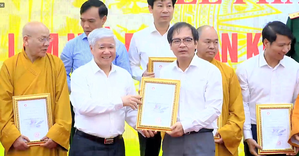 TS Tô Hoài Nam - Phó Chủ tịch kiêm Tổng Thư ký Hiệp hội Doanh nghiệp Nhỏ và vừa Việt Nam trao 1,5 tỷ đồng ủng hộ tỉnh Điện Biên