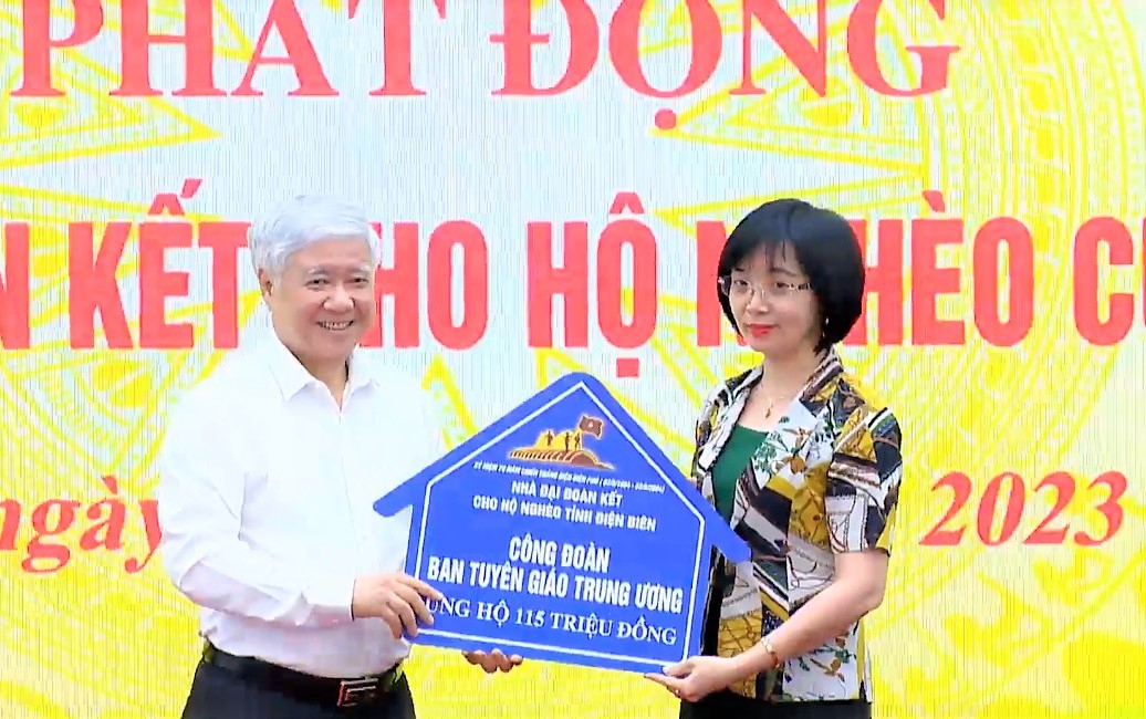 A representative of the Central Committee for Propaganda and Education gave 115 million VND to the program.