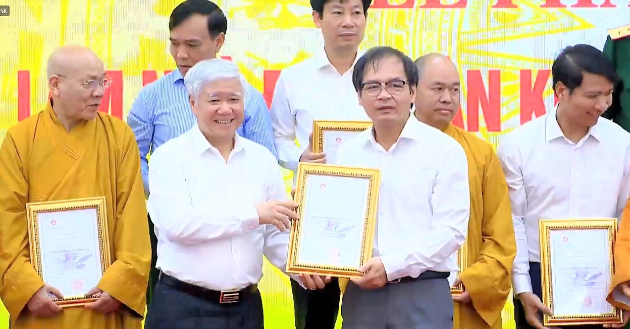 To Hoai Nam - Standing Vice Chairman and General Secretary of the Vietnam Small and Medium Enterprises Association awarded VND 1.5 billion to support Dien Bien province.