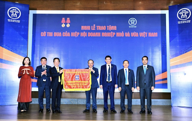 Ông Nguyễn Văn Thân - Chủ tịch Hiệp hội DNNVN Việt Nam trao bức trướng chúc mừng Đại hội.