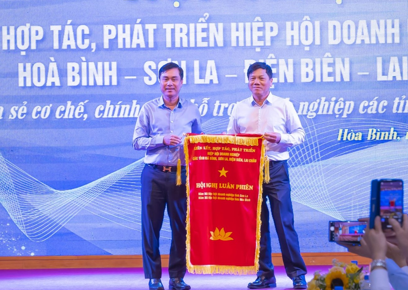 Hiệp hội Doanh nghiệp tỉnh Hòa Bình trao cờ luân phiên cho Hiệp hội Doanh nghiệp tỉnh Điện Biên đăng cai tổ chức Hội nghị năm 2024