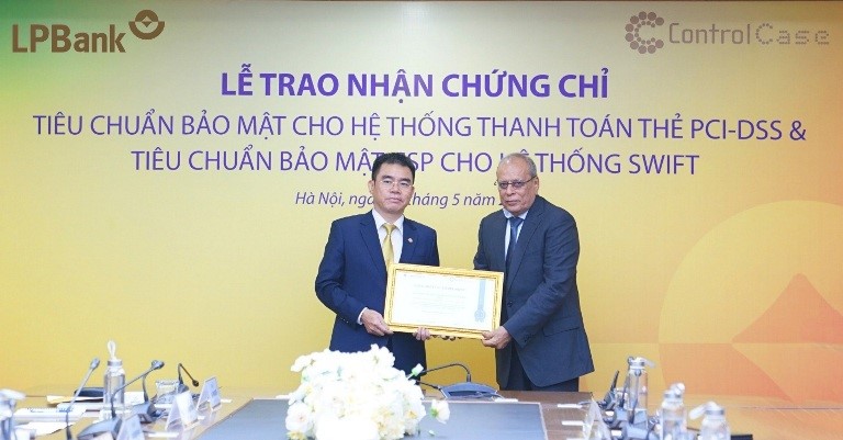 Mr. Ho Nam Tien - Vice Chairman of the Board of Directors, Acting General Director of LPBank received the certificate of CSP Security Standard for the SWIFT system.