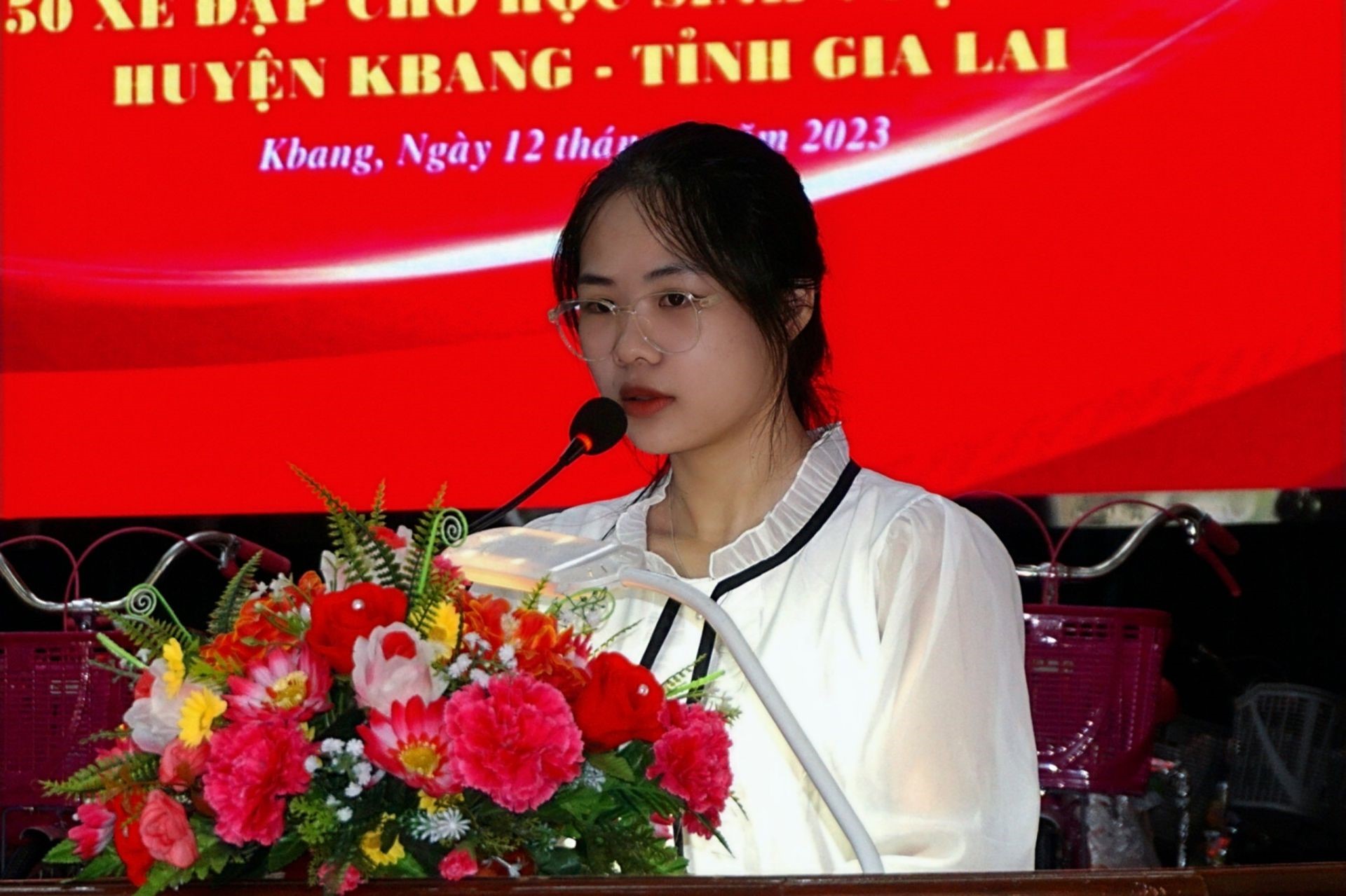 Ms Lang Thi Lan Huong, a student at Hero Nup High School, on behalf of 50 poor students overcoming difficulties in the whole district, thanked the benefactors and authorities at all levels for taking care of the future preschools of the country.