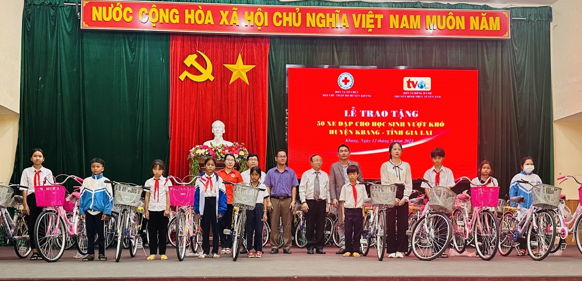 Donating 50 bicycles to poor students overcoming difficulties in Kbang district, Gia Lai province.