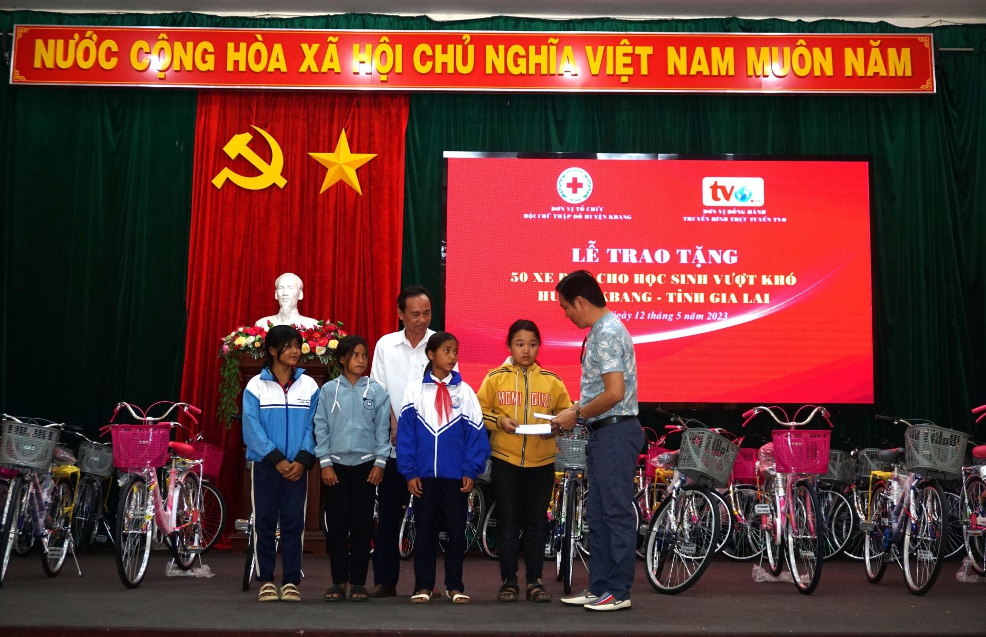 Mr Nguyen Tuan Dung also awarded 4 more scholarships worth 4 million VND to 4 children with extremely difficult circumstances and orphaned parents.