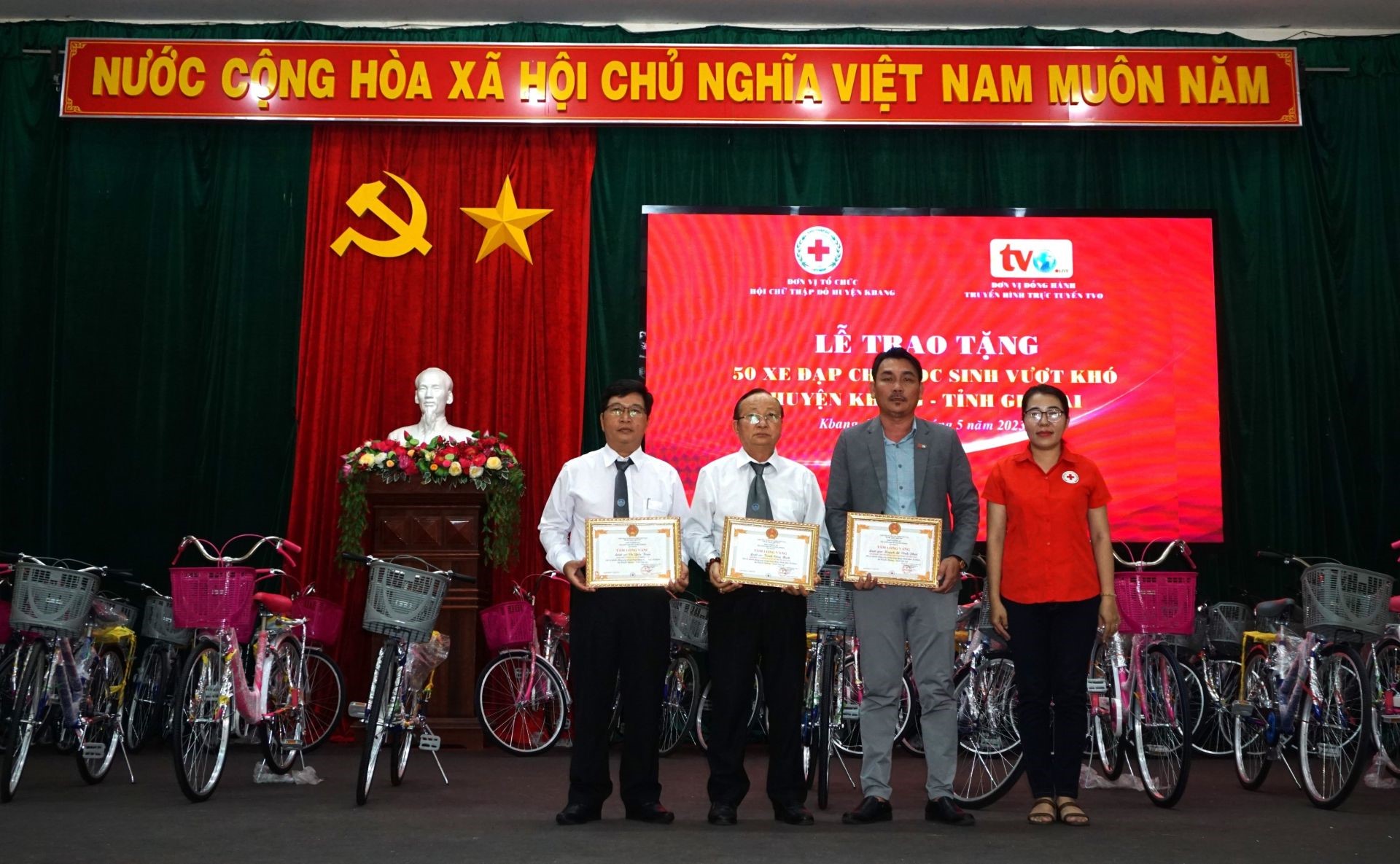 Ms. Nguyen Thi Thuy An - Vice President of the Red Cross Society of Kbang District gave a Golden Heart to Mr. Huynh Le Vinh Phat - Director of TVO 24H, lawyer Trinh Cong Minh and lawyer Vu Quoc Toan.