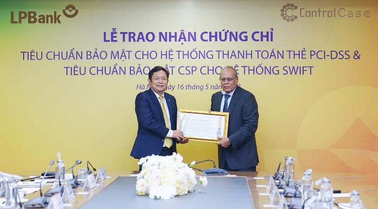 Ông Huỳnh Ngọc Huy – Thành viên HĐQT LPBank nhận chứng chỉ tiêu chuẩn bảo mật quốc tế PCI-DSS phiên bản 3.2.1 cho hệ thống thanh toán thẻ.