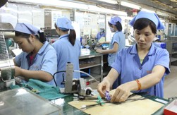 Công nhân Công ty TNHH Sankoh Việt Nam (KCN bờ trái sông Đà) gia công linh kiện điện tử xuất khẩu.