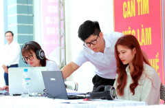 Phú Thọ: Trên 20 đơn vị, doanh nghiệp và gần 1.000 sinh viên tham gia sàn giao dịch việc làm