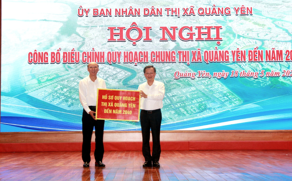 Ông Cao Tường Huy, Quyền Chủ tịch UBND tỉnh, trao hồ sơ Quy hoạch TX Quảng Yên đến năm 2040 cho lãnh đạo UBND thị xã