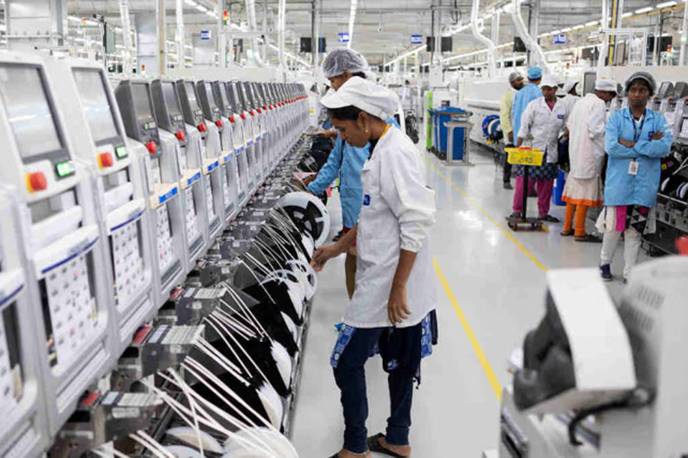 Bên trong nhà máy Foxconn tại Ấn Độ
