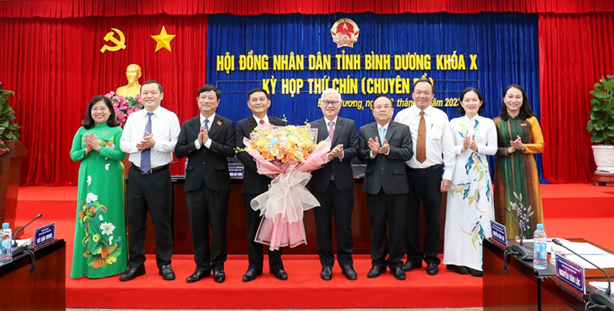 Ông Nguyễn Văn Lộc cùng lãnh đạo Tỉnh ủy, UBND tỉnh và các tân Ủy viên UBND tỉnh Bình Dương