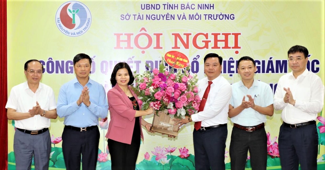 Chủ tịch UBND tỉnh Nguyễn Hương Giang, Phó Chủ tịch UBND tỉnh Đào Quang Khải (thứ 2 từ trái sang) cùng lãnh đạo các Sở, ngành tặng hoa chúc mừng tân Giám đốc Sở Tài nguyên và Môi trường Hồ Nguyên Hồng.