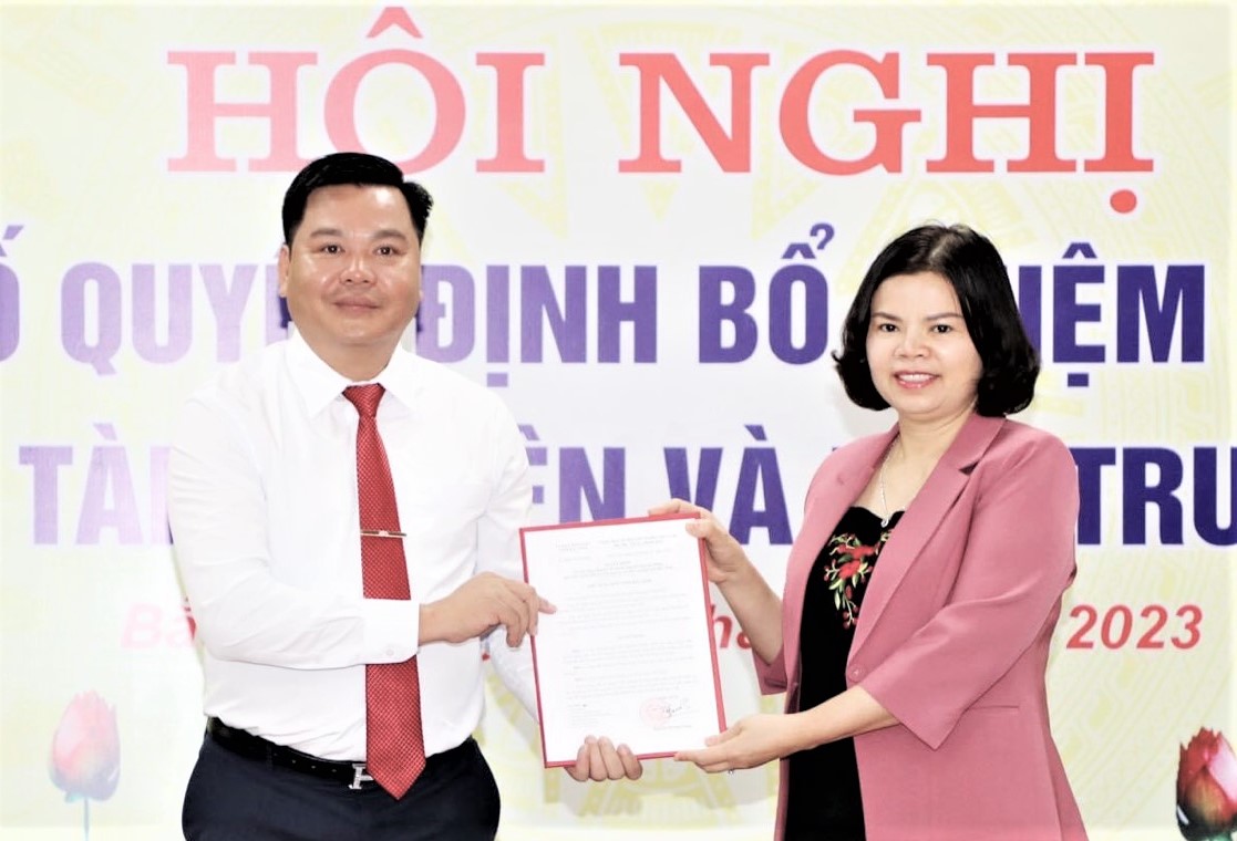 Chủ tịch UBND tỉnh Bắc Ninh Nguyễn Hương Giang trao Quyết định cho đồng chí Hồ Nguyên Hồng.