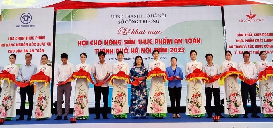 Delegates cut the ribbon to open the Hanoi Food and Agricultural Fair in 2023.