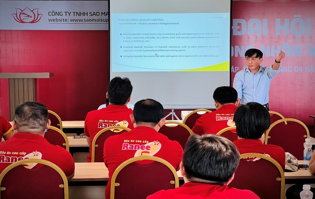 Dr. Nguyen Si Trung- A leading expert in the sampling process, sample testing, storage, and analysis of samples shares essential and in-depth knowledge for Sao Mai Super Feed officers and employees.