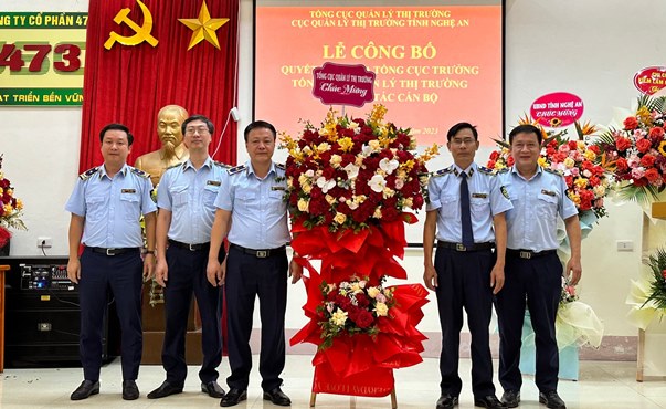 Đại  diện lãnh đạo Tổng Cục QLTT tặng hoa chúc mừng  tân Phó Cục trưởng Nguyễn Xuân Đôn